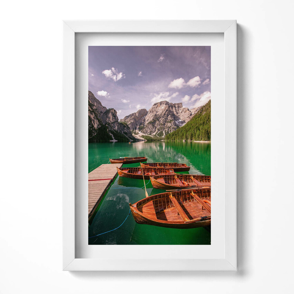 Obraz s rámem elegantní Dřevěné lodě na jezeře v horách