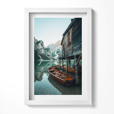 Obraz s rámem elegantní Horská chata na jezeře a loď
