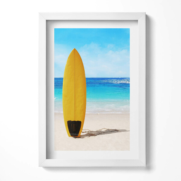Obraz s rámem elegantní Žluté surfovací prkno na pláži na pozadí moře