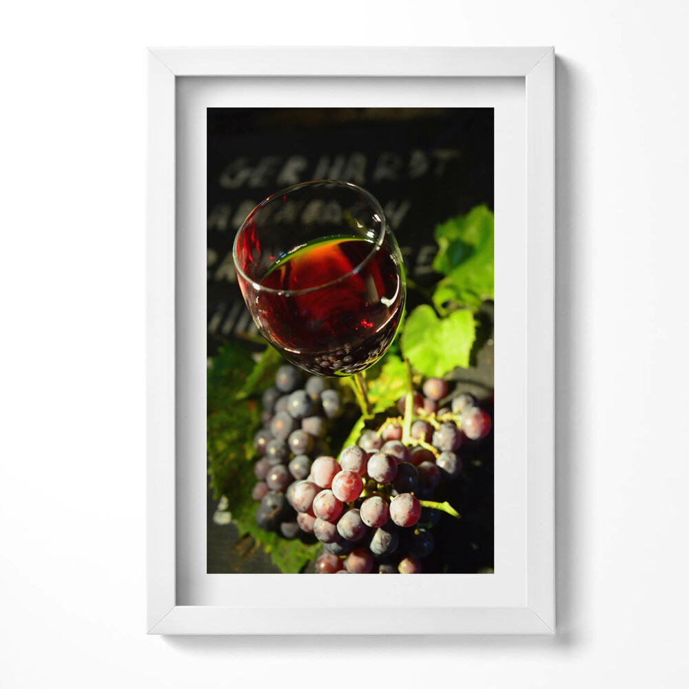 Obraz s rámem elegantní Sklenka červeného vína a hroznů