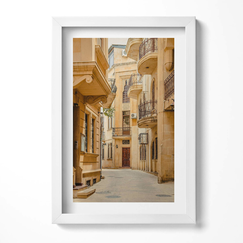 Obraz s rámem elegantní Úzká ulice mezi budovami