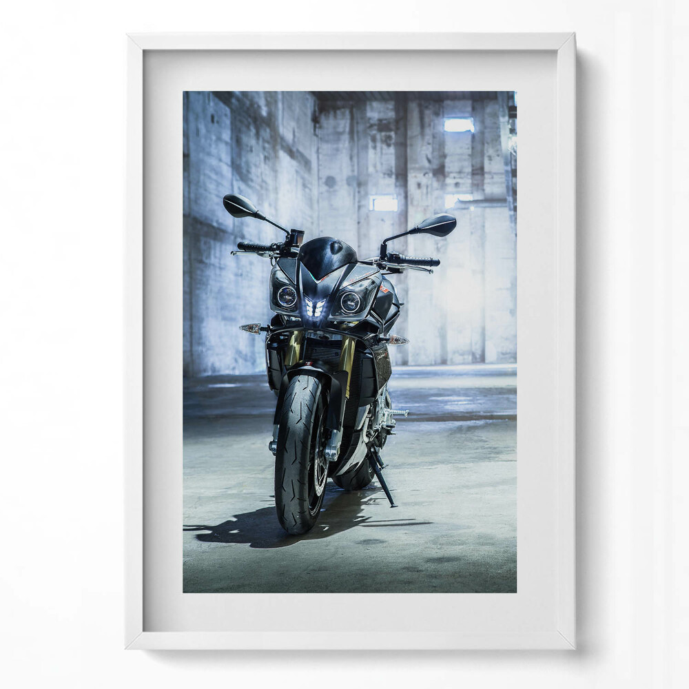 Obraz v rámu dekorativní Motocykl v betonové uličce města