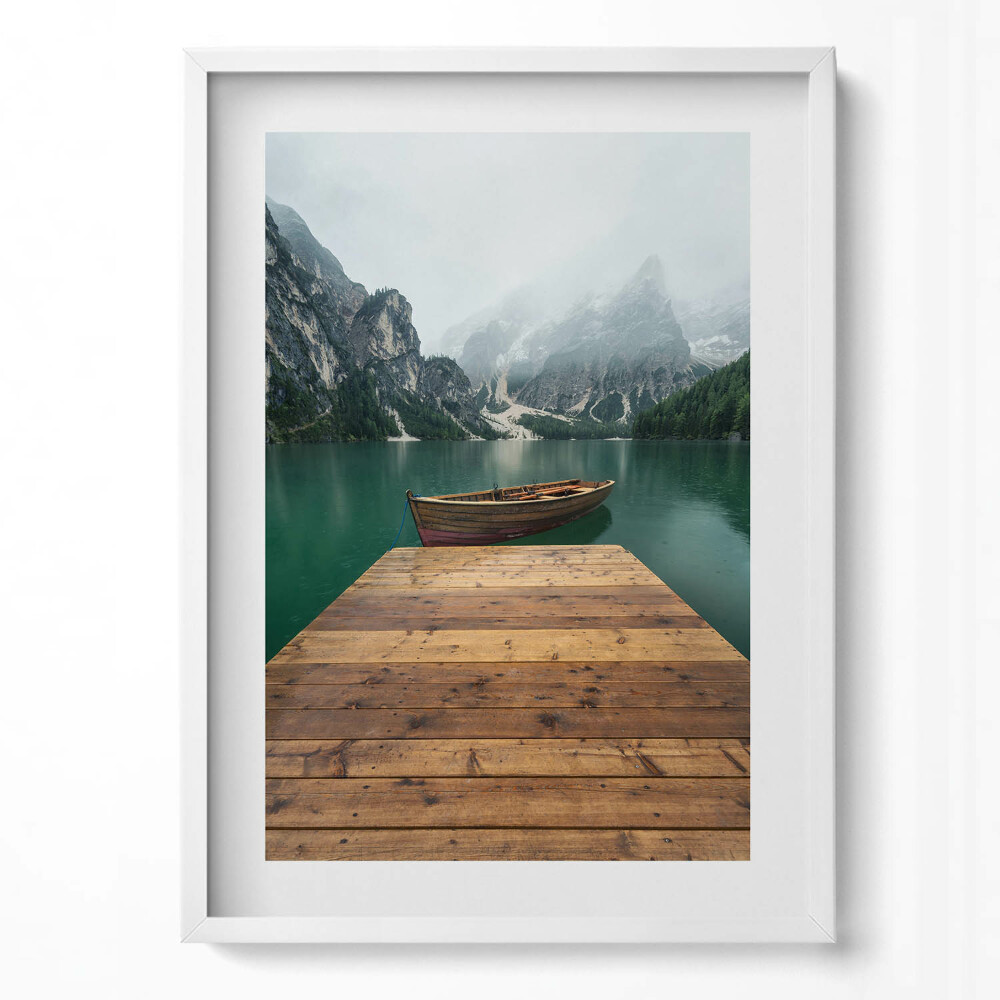 Obraz v rámu dekorativní Krajina - molo, loď, jezero, lesy a hory