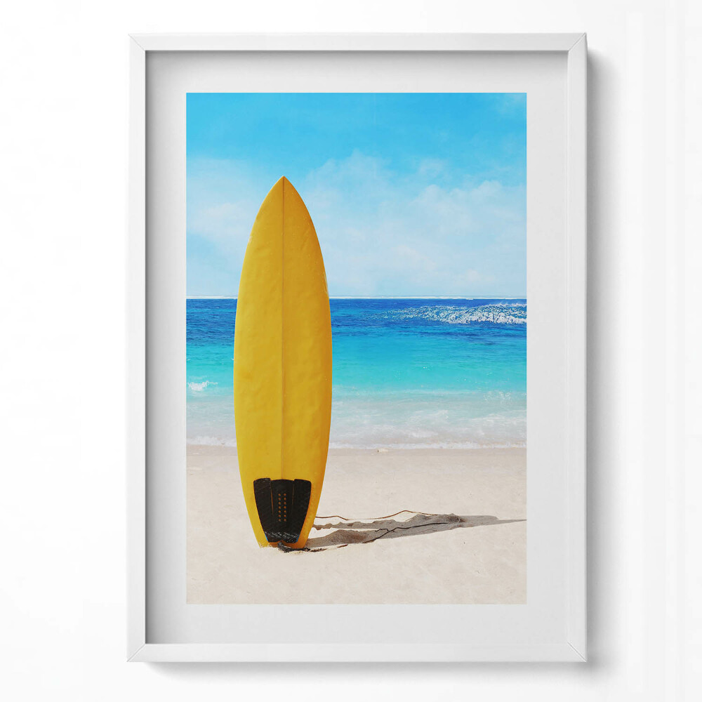 Obraz v rámu dekorativní Žluté surfovací prkno na pláži na pozadí moře