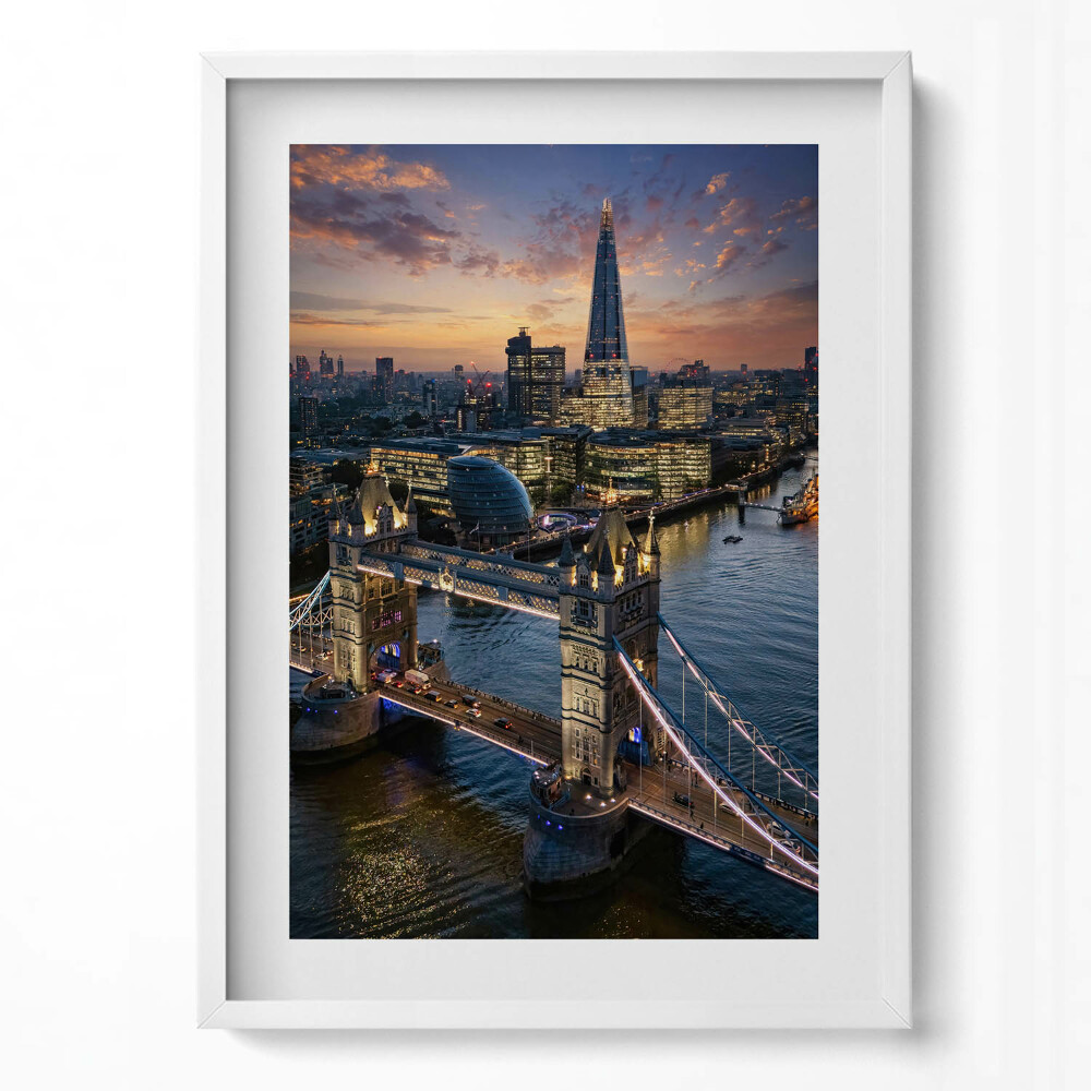 Obraz v rámu dekorativní London Bridge večer z ptačí perspektivy