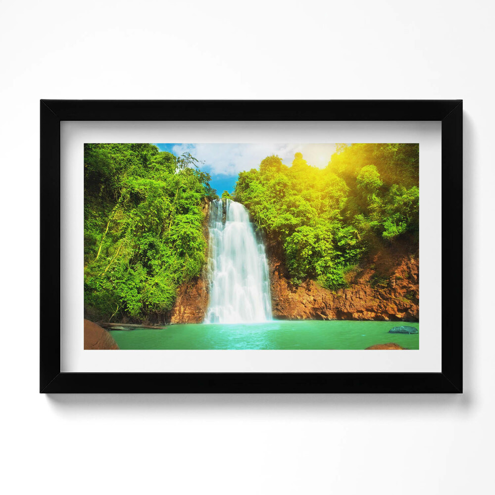 Obraz s rámem dekorativní Krajina vodopádu mezi zelení
