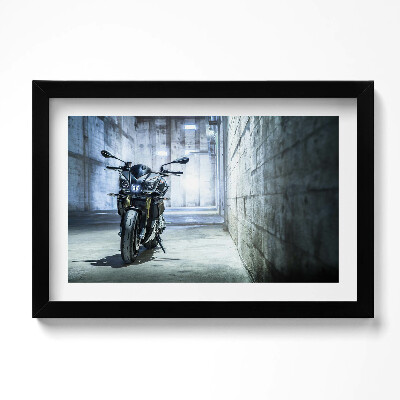 Obraz s rámem dekorativní Motocykl v betonové uličce města