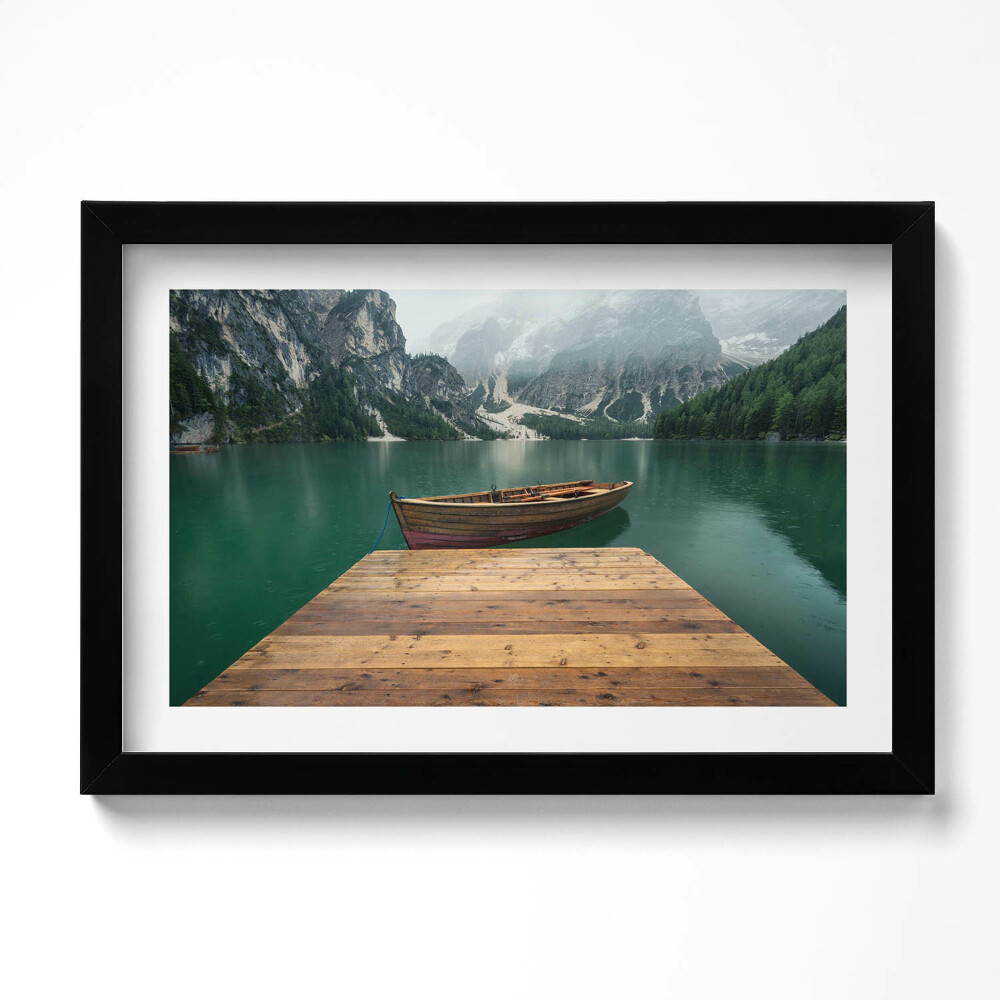 Obraz s rámem dekorativní Krajina - molo, loď, jezero, lesy a hory