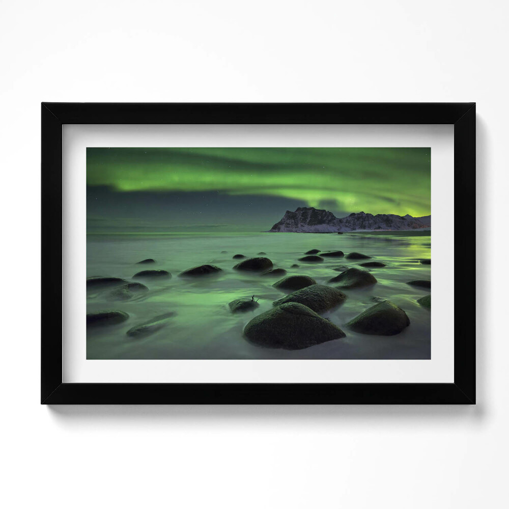Obraz s rámem dekorativní Polární záře - zelená krajina