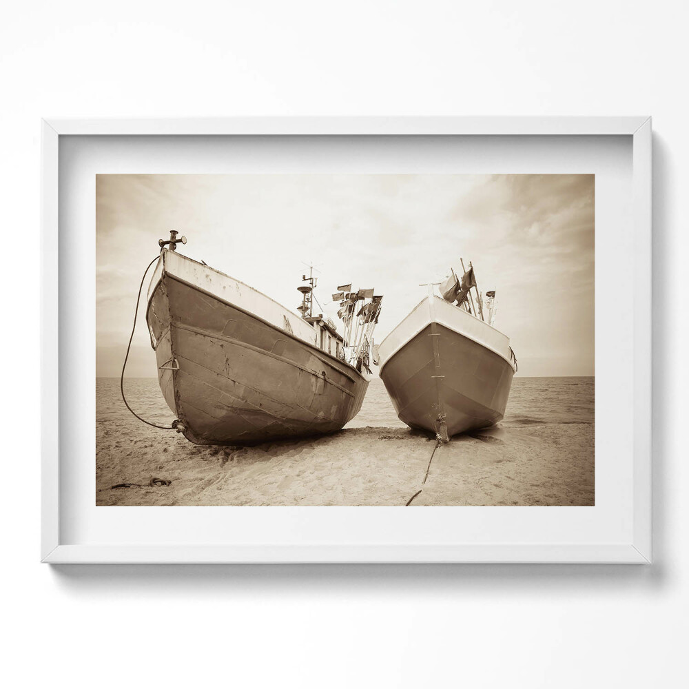 Obraz v rámu moderní Dvě lodě na pláži - sépie