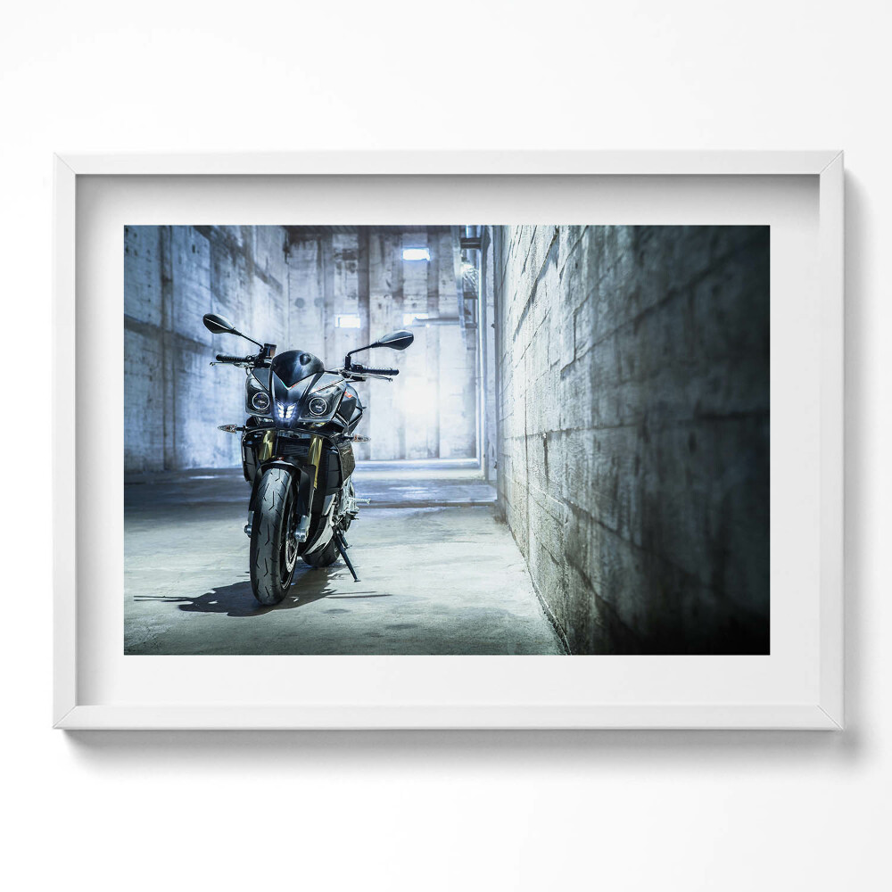 Obraz v rámu moderní Motocykl v betonové uličce města