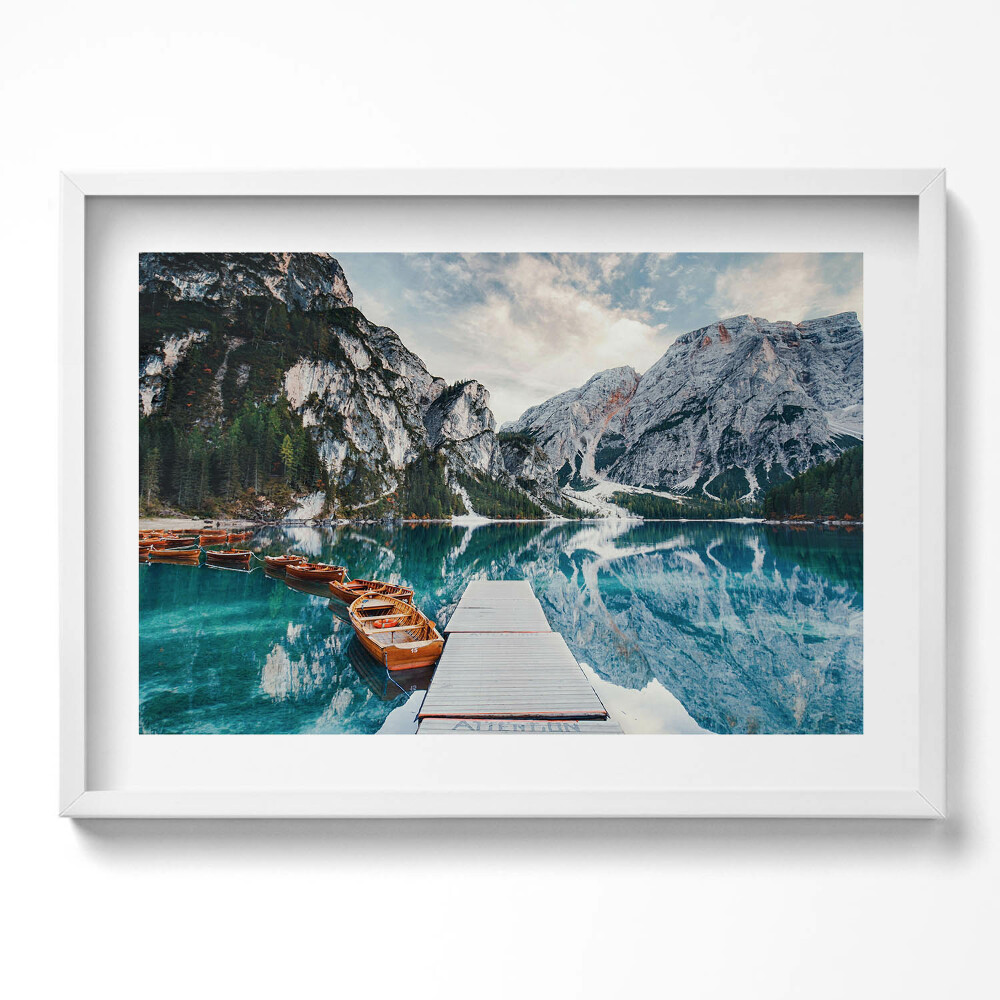 Obraz v rámu moderní Loď na jezeře v horách