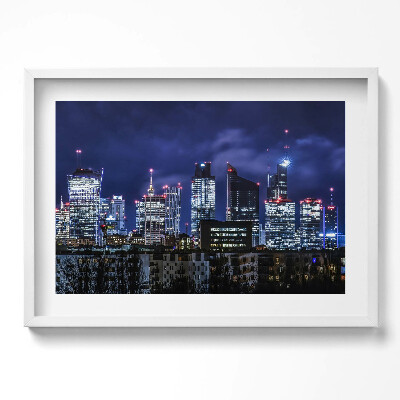 Obraz v rámu moderní Městské budovy v noci