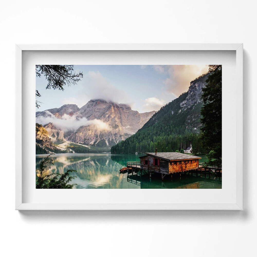 Obraz v rámu moderní Dům u jezera v horách