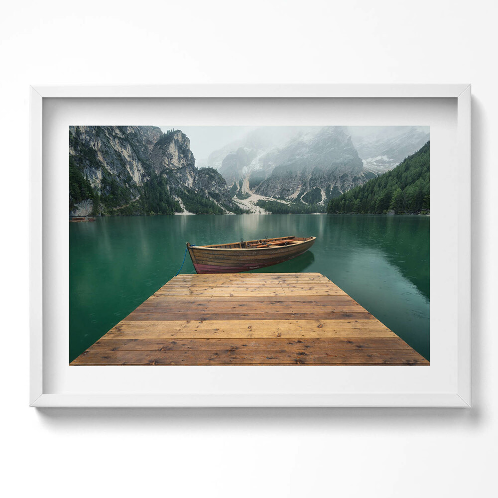 Obraz v rámu moderní Krajina - molo, loď, jezero, lesy a hory