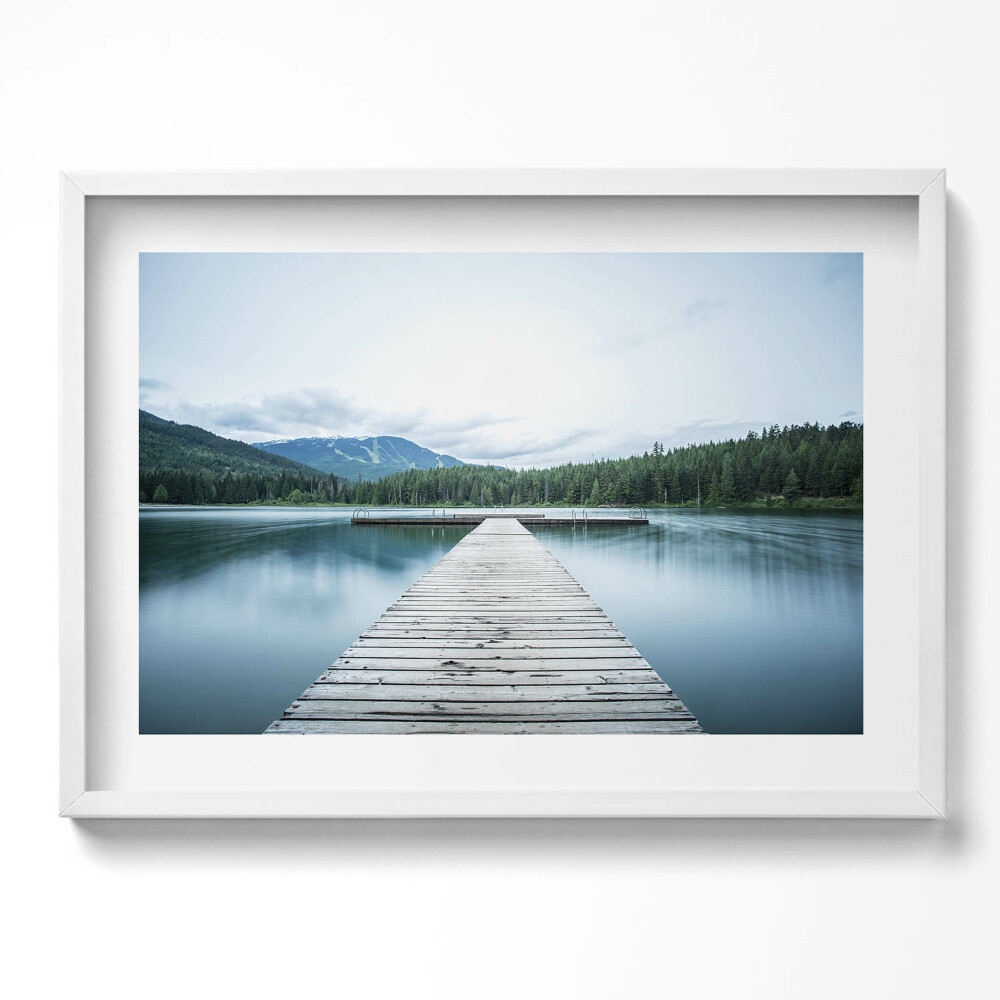Obraz v rámu moderní Dřevěné molo na jezeře v horách
