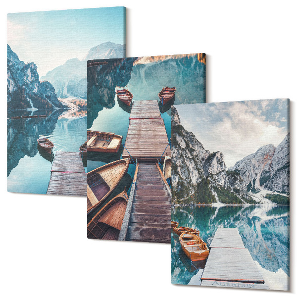 Sada obrazů na zeď triptych Klidné jezero s dřevěnými moly a loděmi