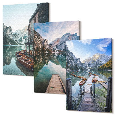 Sada 3 obrazů Klidné jezero v horách s dřevěnými loděmi