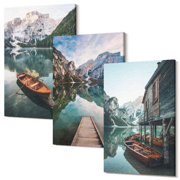 Sada obrazů triptych Jezero v horách s loděmi a dřevěnou chatou