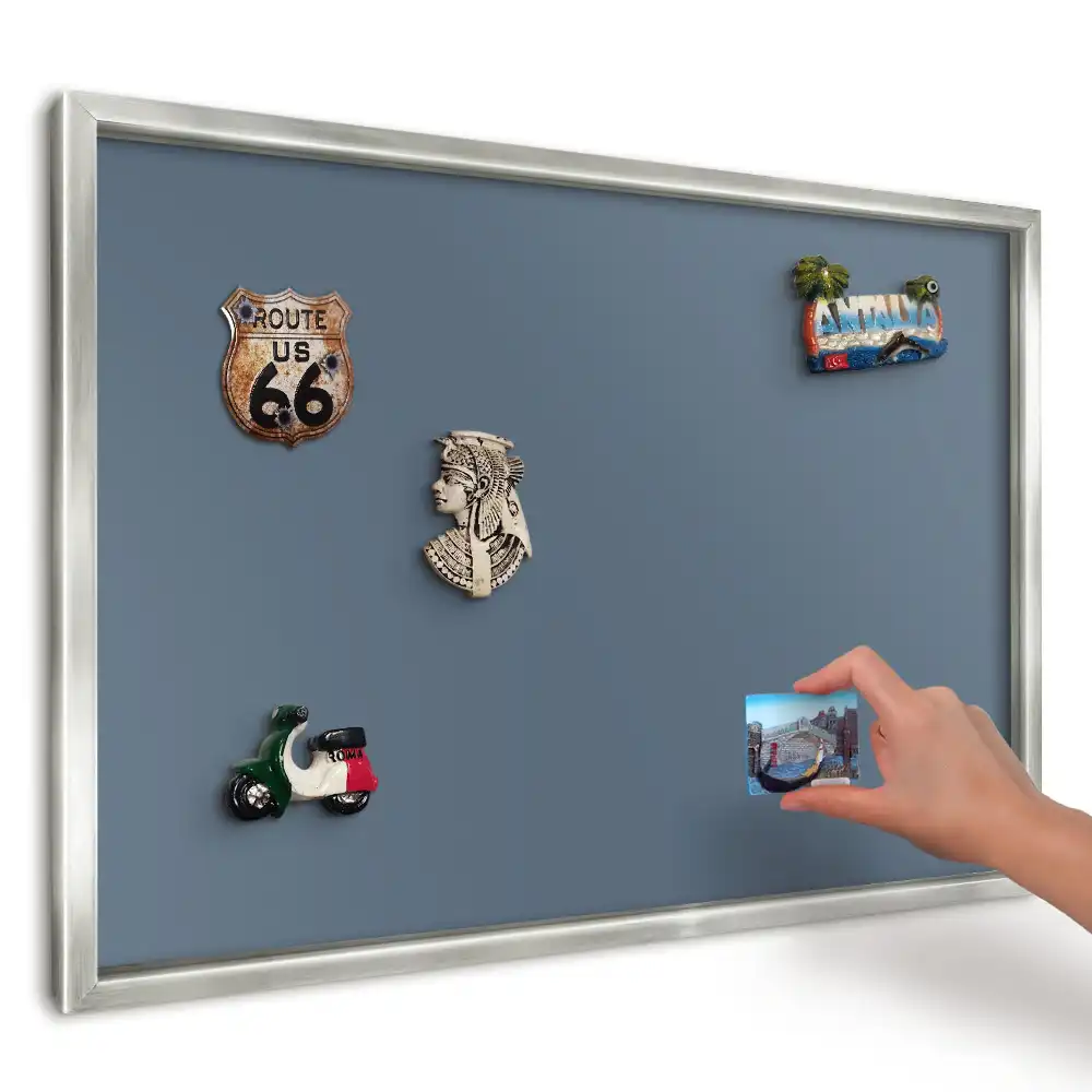 Magnetická nástěnná tabule v jednoduchém tmavě modrém provedení