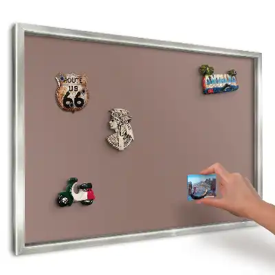 Moderní nástěnná magnetická tabule v intenzivní červené barvě