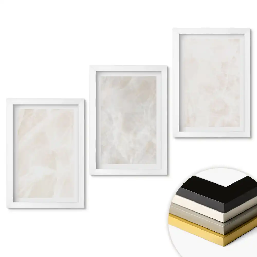 Triptych v rámu s elegantním pozadím v odstínech bílé