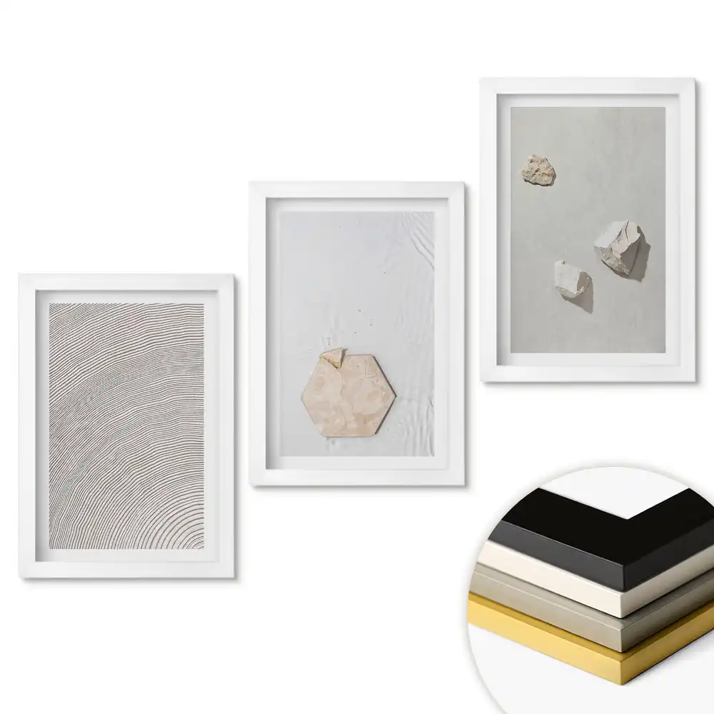 Triptych v rámu s minimalistickými texturami a tvary
