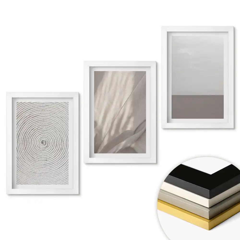 Triptych v rámu s minimalistickou kompozicí v neutrálních tónech