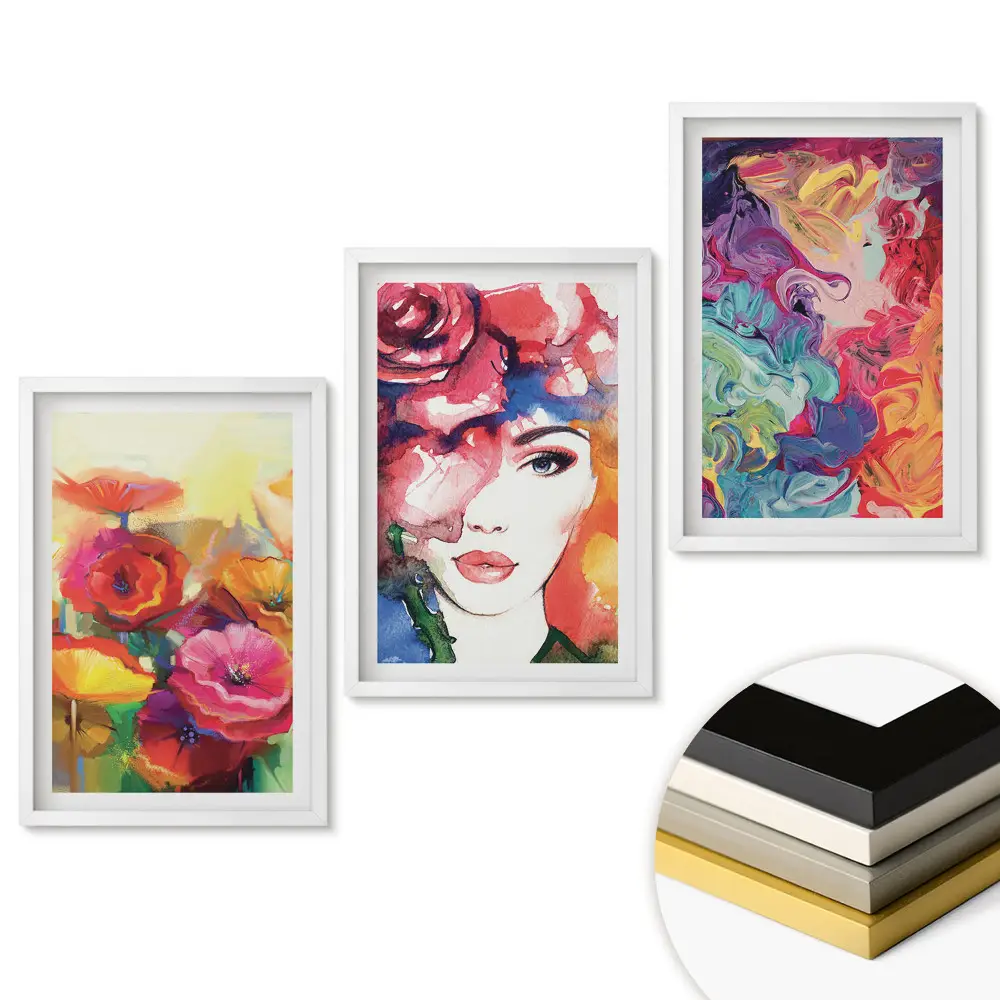 Triptych v rámu s motivem květin, portrétů a barevných vzorů