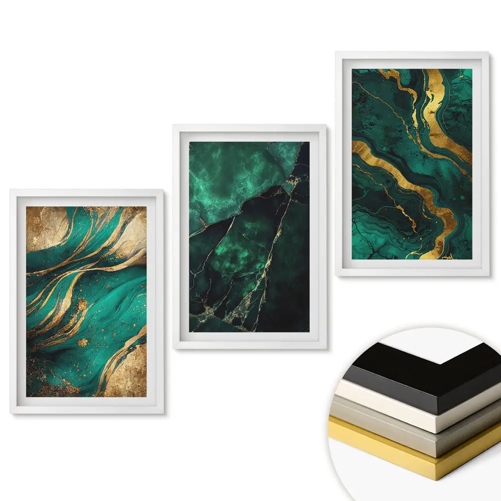 Triptych v rámu se zlatými akcenty na zeleném pozadí