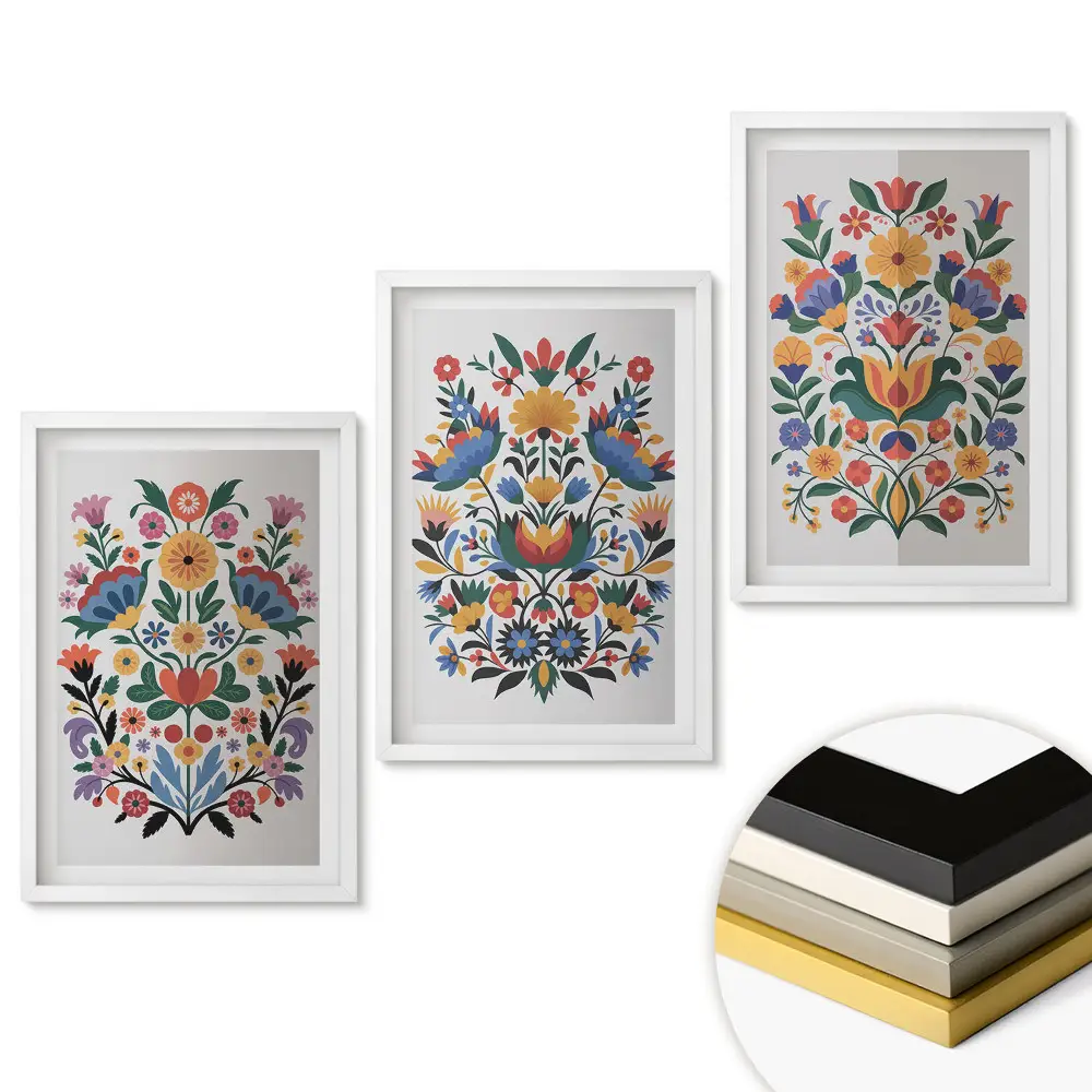 Triptych v rámu s květinovými motivy v lidovém stylu