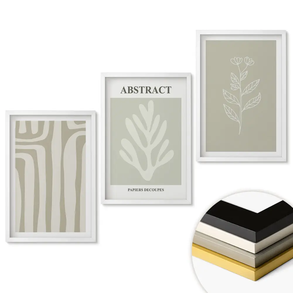 Triptych v rámu s abstraktními vzory v tlumených barvách