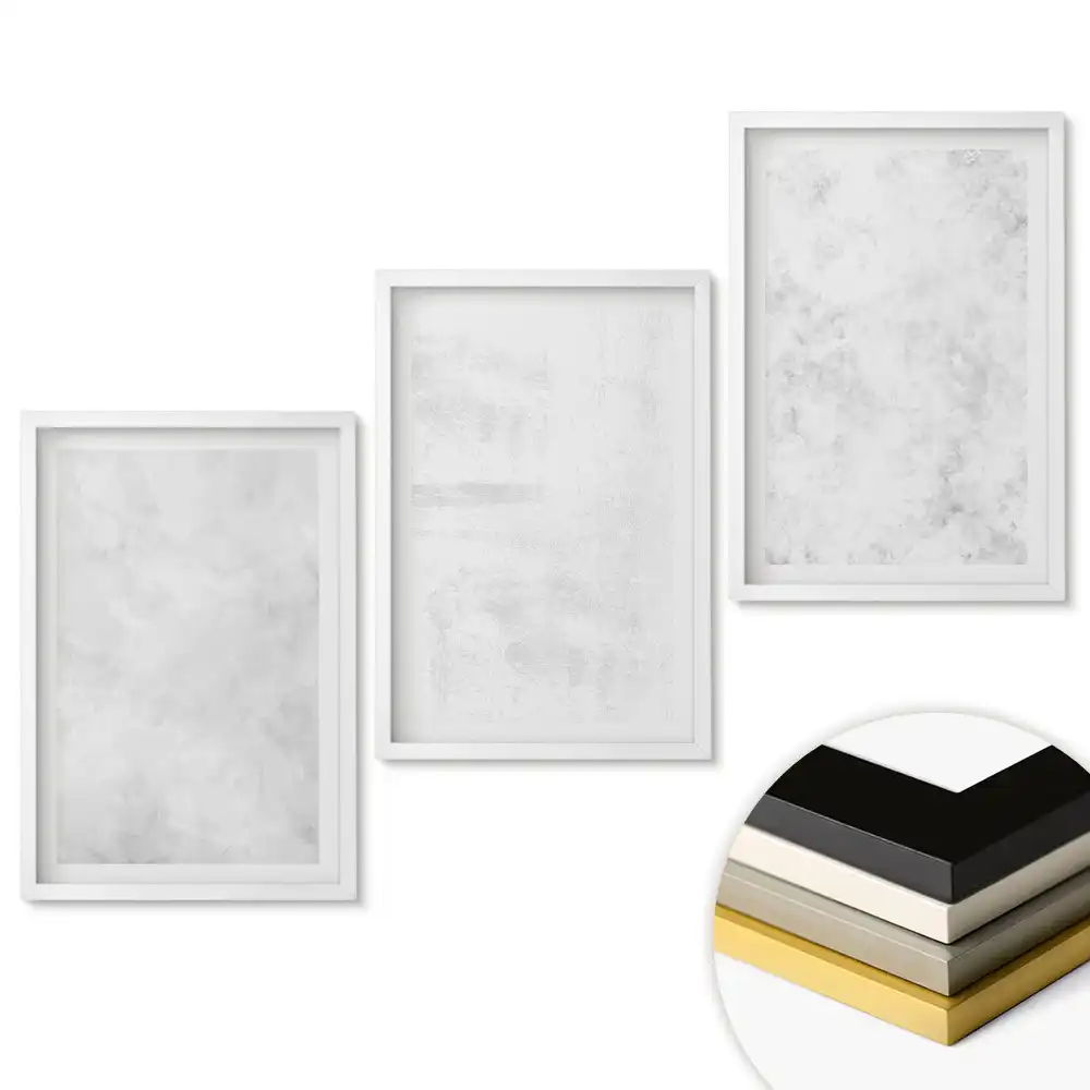 Triptych v rámu s minimalistickým pozadím v odstínech bílé