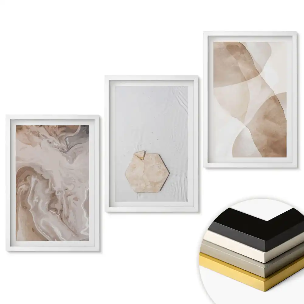 Abstraktní triptych v rámu v tlumených barvách